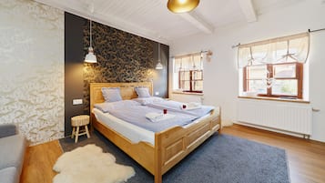 Deluxe Triple Room | Individually decorated, blackout drapes, free WiFi, bed sheets