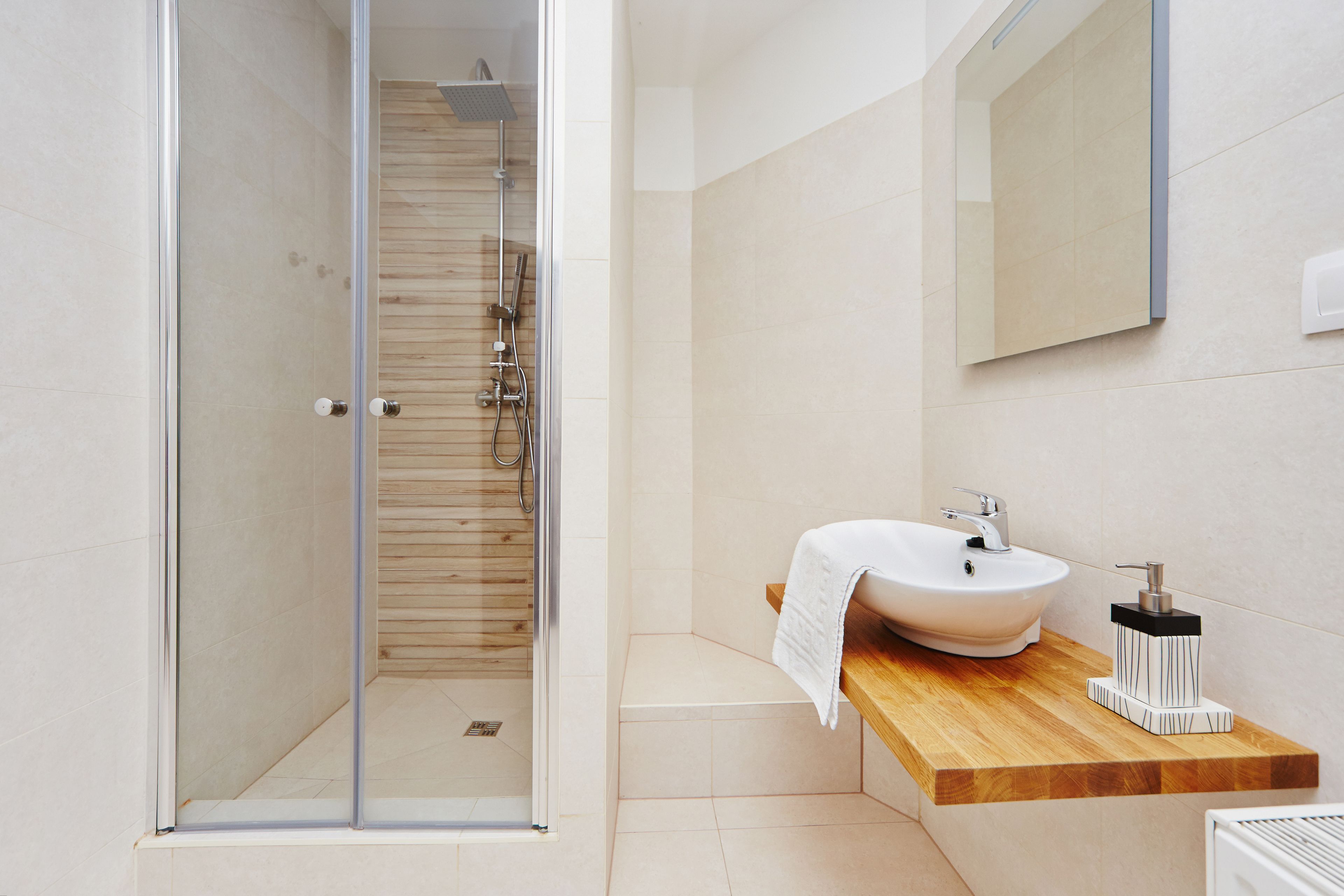 deluxe double room | bathroom | shower, free toiletries, hair dryer, towels