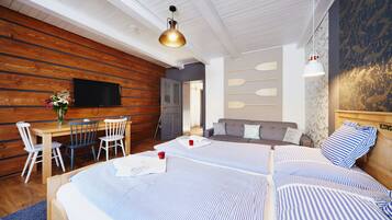 Deluxe Triple Room | Individually decorated, blackout drapes, free WiFi, bed sheets