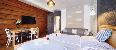 Un dormitorio moderno con una cama grande, un escritorio y un sofá.