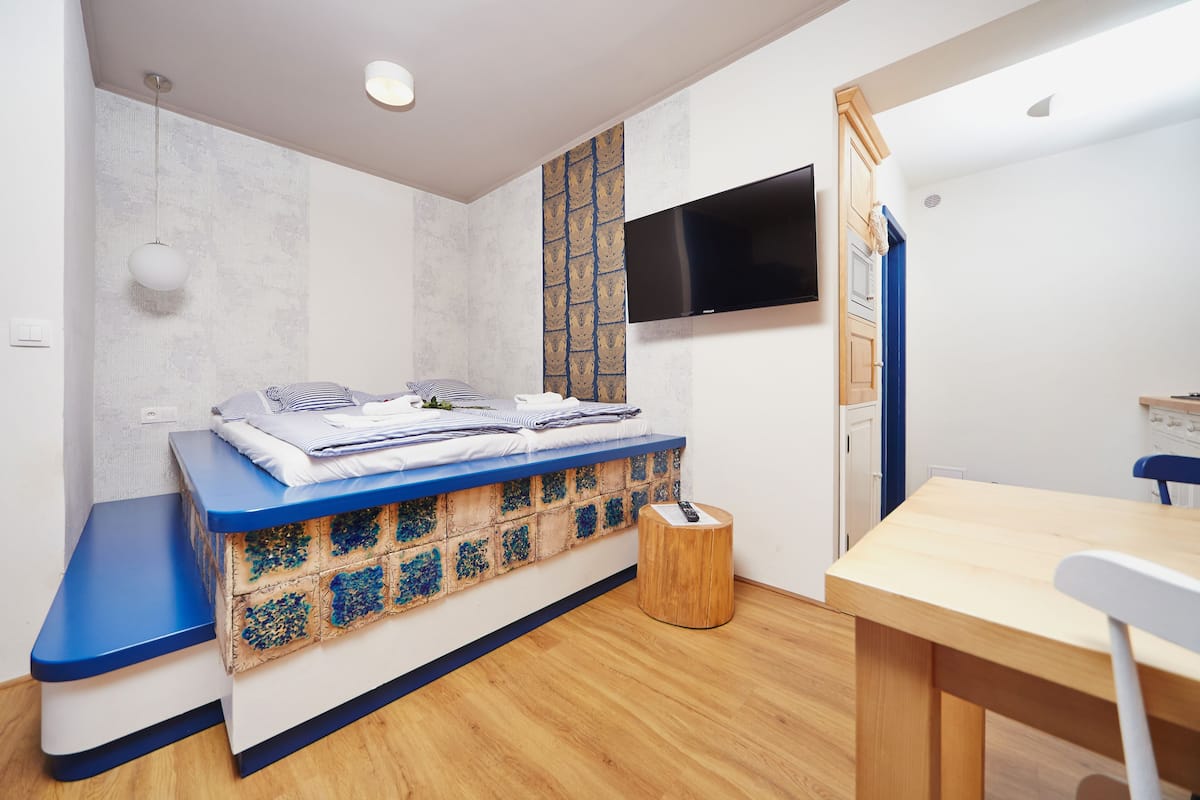 Suite familiar | Decoración individual, cortinas opacas, wifi gratis y ropa de cama