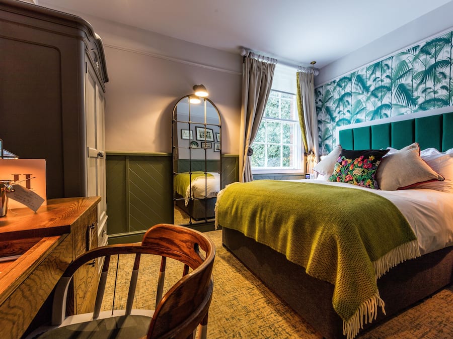 Minibar, in-room safe, desk, iron/ironing board