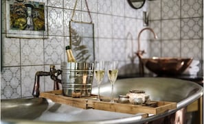 Phòng Suite | Phòng tắm | Đồ dùng nhà tắm miễn phí, máy sấy tóc, khăn tắm