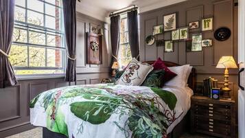 Minibar, caja de seguridad en la habitación y escritorio