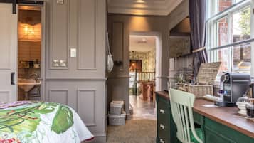 Minibar, caja de seguridad en la habitación y escritorio