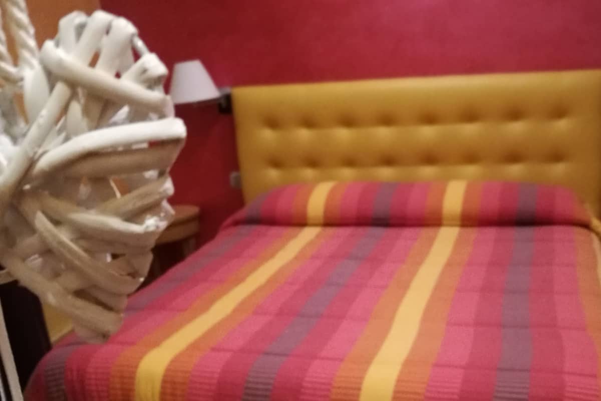 Junior suite, uitzicht op tuin | Een minibar, een kluis op de kamer, geluiddichte muren