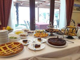 Se sirven almuerzos y cenas, cocina italiana