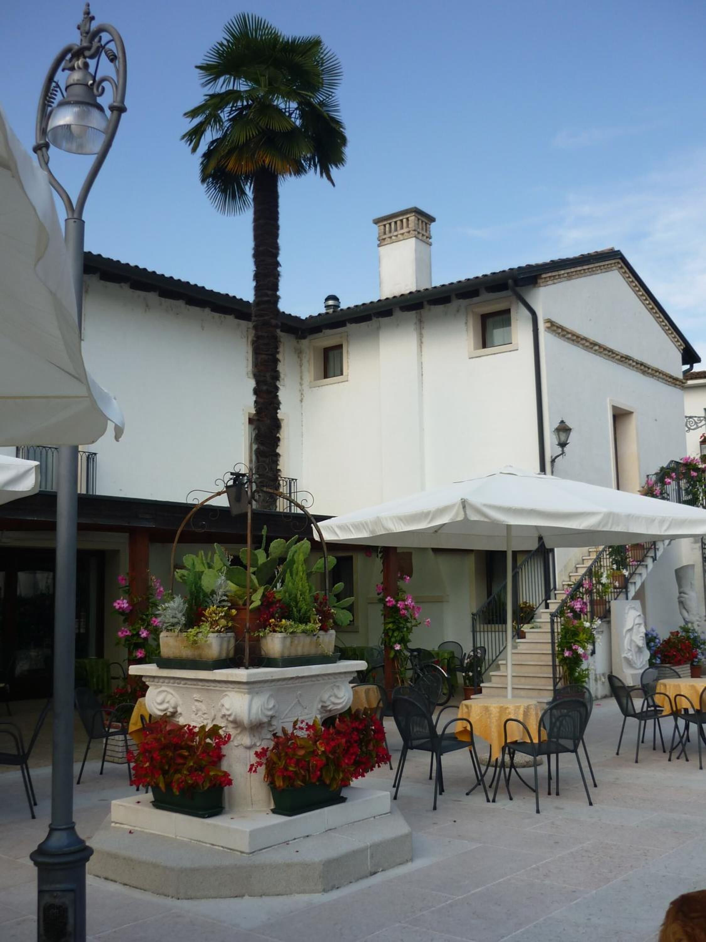 Lunch and dinner served, Italian cuisine