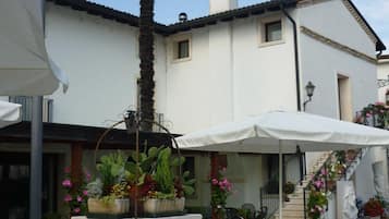 Phục vụ bữa trưa và bữa tối, món Ý