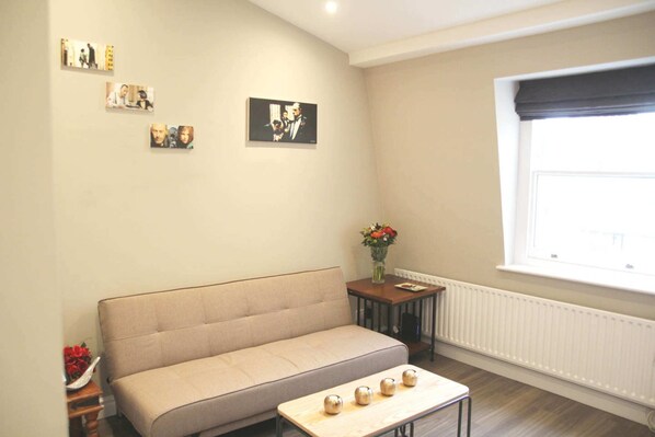 Appartement (2 Bedrooms) | Woonkamer | Een televisie