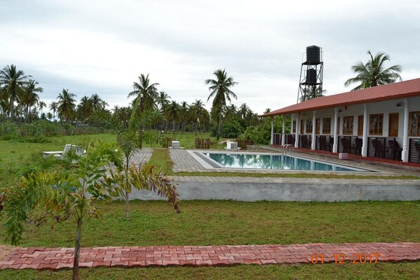 Piscine extérieure, chaises longues