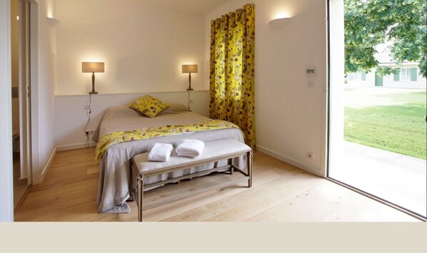 2 bedrooms, desk, iron/ironing board