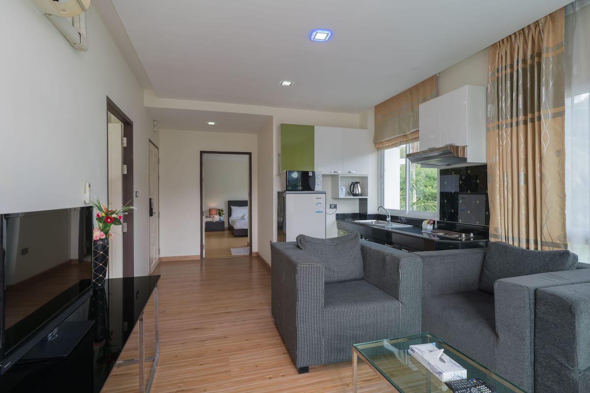 Kühlschrank, Mikrowelle, Herdplatte, Kochgeschirr/Geschirr/Besteck