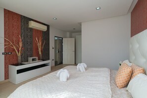 In-room safe, desk, blackout drapes, soundproofing