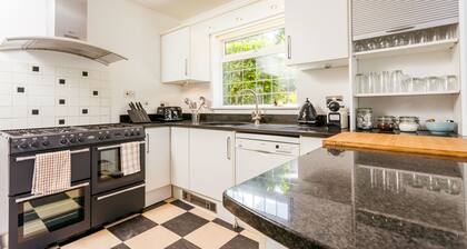 The Queen Edith Place - Lovely 6BDR Home in Secluded Neighbourhood