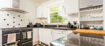 The Queen Edith Place - Lovely 6BDR Home in Secluded Neighbourhood