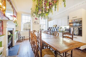 하우스 (Multiple Bedrooms) | 전용 주방 | 냉장고, 전자레인지, 오븐, 식기 세척기