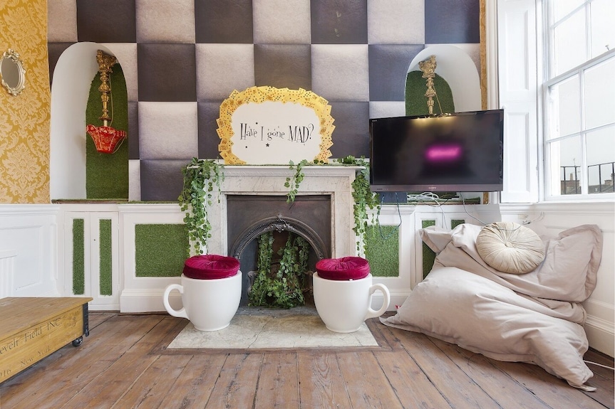 Alice In Wonderland House 60217799 5713 419F 94F2 7B4783384CAF