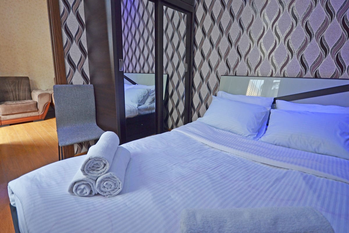 Romantic Apartment (Rustaveli Ave. 23)