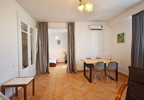 Attico, 2 letti matrimoniali, vista città (5 Taras Shevchenko Str.) | Soggiorno | TV a schermo piatto