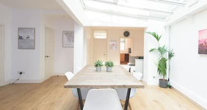 The Harrods Mews - Modern 4BDR house with rooftop terrace