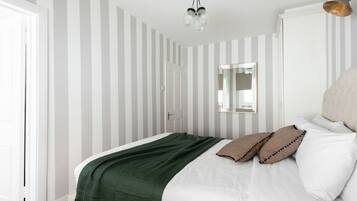 5 bedrooms, desk, laptop workspace, iron/ironing board