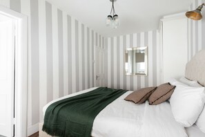 Casa (5 Bedrooms) | 5 quartos, escrivaninha, espaço de trabalho para notebook