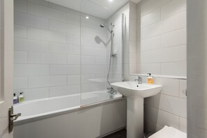 Casa (5 Bedrooms) | Banheiro | Banheira e chuveiro separados, secador de cabelo, chinelos 