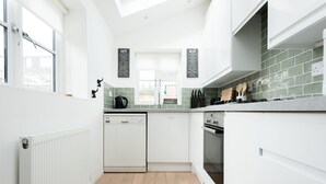Huis (4 Bedrooms) | Privékeuken | Een koffiezetapparaat/waterkoker, een koelkast, een magnetron, een oven