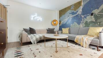 House (4 Bedrooms) | Living room | 37-inch Smart TV with cable channels, TV