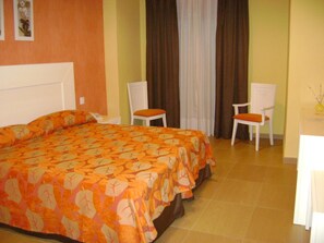 Skrivebord, strykejern/-brett og wi-fi (inkludert)