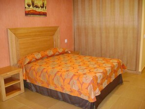 Desk, iron/ironing board, free WiFi - Hostal Jijones (Villarrubia de los Ojos)