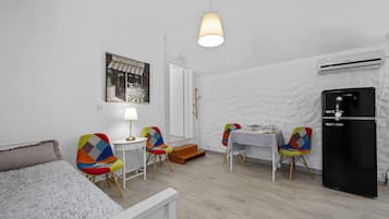 Romantic Cottage | Living area | Flat-screen TV