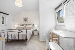 Romantic Cottage | Individually decorated, individually furnished, free WiFi, bed sheets