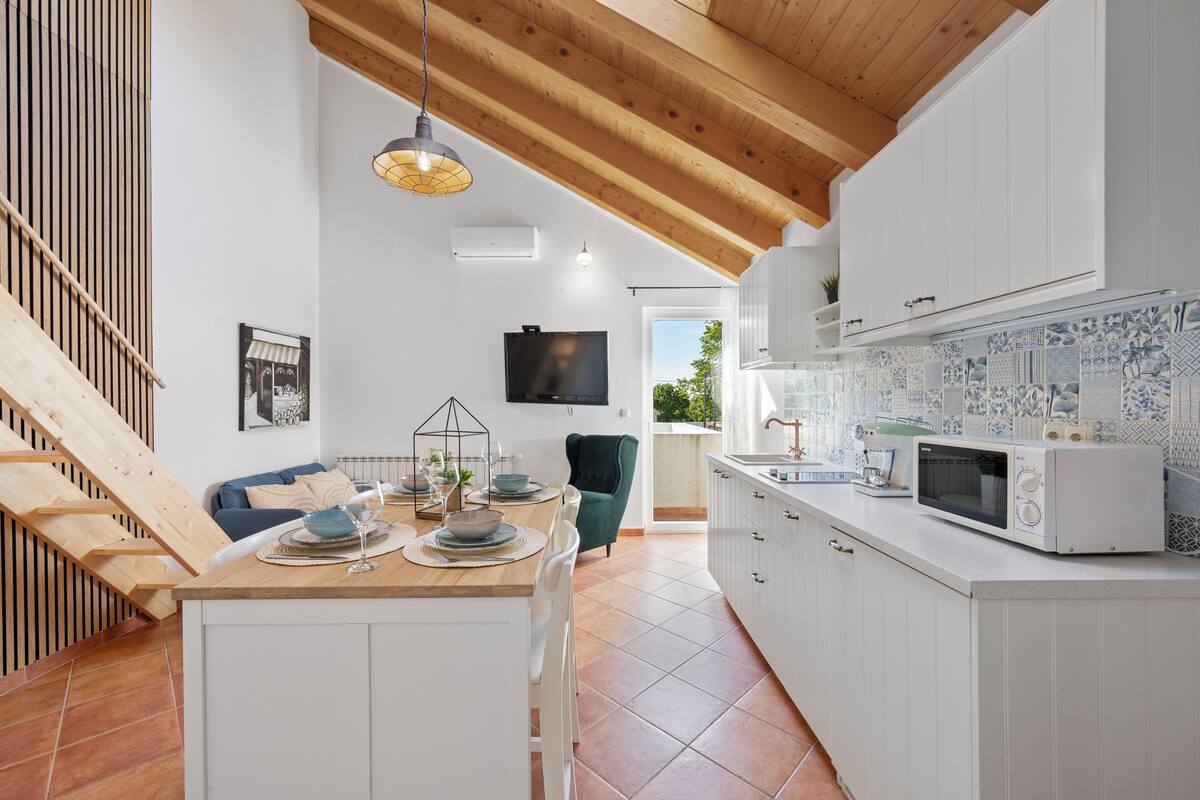 Family Apartment | Private kitchen | Espresso maker, oven, electric kettle, cookware/dishes/utensils