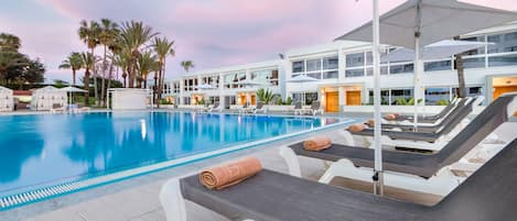 Piscine extérieure, parasols de plage, chaises longues