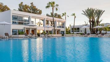 Piscine extérieure, parasols de plage, chaises longues