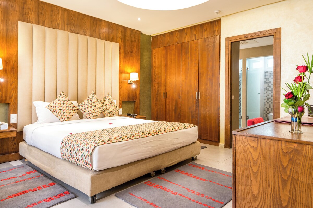 Seprai premium, minibar, brankas, dan meja kerja