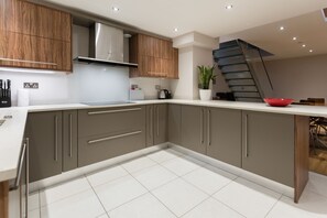 House (3 Bedrooms) | Private kitchen | Fridge, microwave, oven, stovetop - The Escalier Mews - Stunning 3BDR Mews Home Flooded with Natural Light (London)