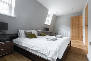 Casa (3 Bedrooms) | Escritorio y espacio para trabajar con laptop