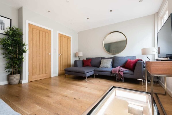 TV - The Escalier Mews - Stunning 3BDR Mews Home Flooded with Natural Light (London)
