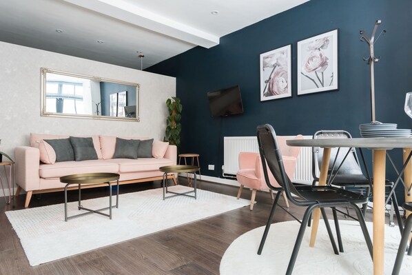 Apartment (1 Bedroom) | Living area | TV, fireplace - The Paddington Studio - Cool & Stylish 1BDR Mews in Paddington (London)