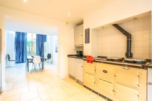 Casa (5 Bedrooms) | Cocina privada | Frigorífico, microondas, horno y placa de cocina