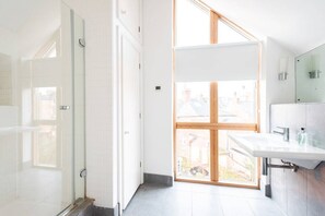 Separate bathtub and shower, hair dryer, towels - The Glasshouse Escape - 5BDR Victorian Jewel with Modern Twists in Jericho (Oxford)