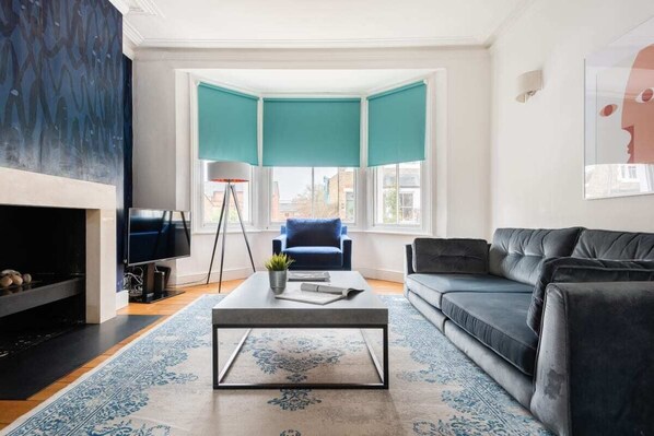 Flat-screen TV - The Glasshouse Escape - 5BDR Victorian Jewel with Modern Twists in Jericho (Oxford)