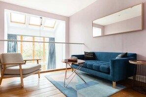 Flat-screen TV - The Glasshouse Escape - 5BDR Victorian Jewel with Modern Twists in Jericho (Oxford)