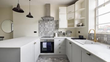 Fridge, microwave, oven, coffee/tea maker