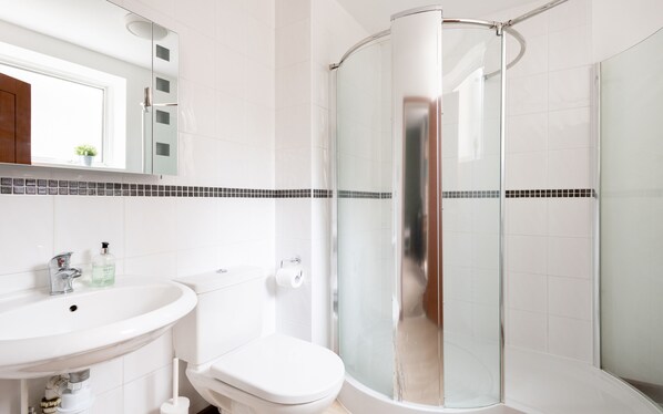 Maison (6 Bedrooms) | Salle de bain | Baignoire et douche séparées, séchoir à cheveux, serviettes fournies
