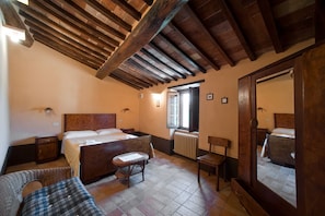 Appartement, 2 chambres, cuisine, côté montagne | 1 chambre, couette en duvet d'oie, fer et planche à repasser