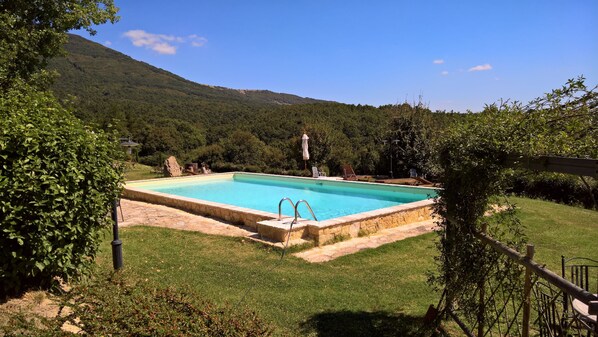 Kauden mukainen ulkouima-allas